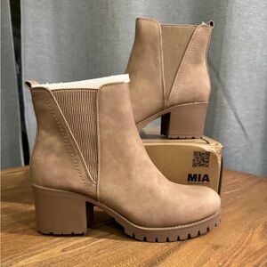 MIA Jody Ribbed Lug Sole Chelsea Boots
